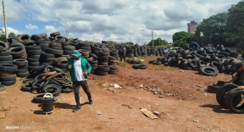 Após denúncia de moradores, homens são flagrados descartando pneus irregularmente na região do Conjunto Riviera